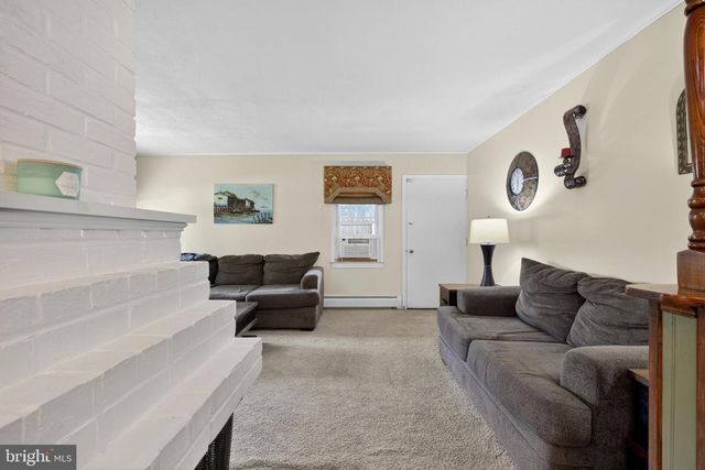 8 MARIGOLD CIR, Levittown, PA 19054