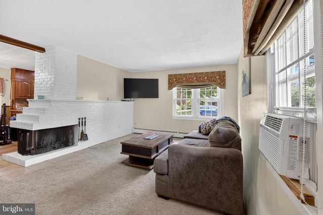 8 MARIGOLD CIR, Levittown, PA 19054