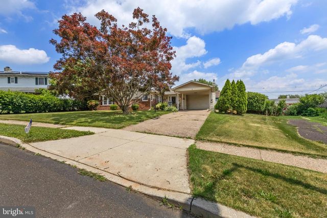 8 MARIGOLD CIR, Levittown, PA 19054