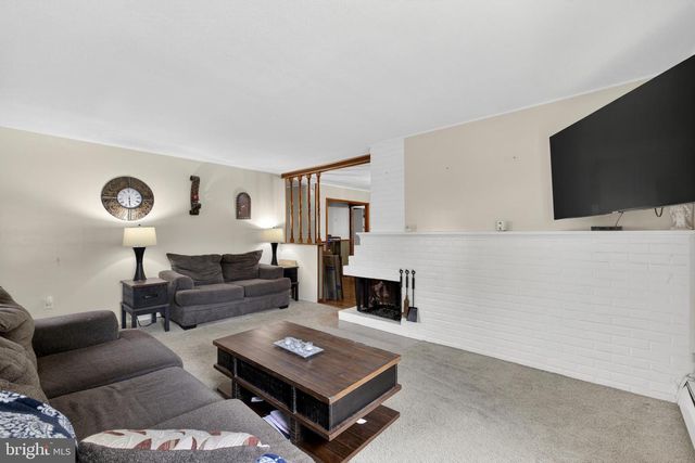 8 MARIGOLD CIR, Levittown, PA 19054