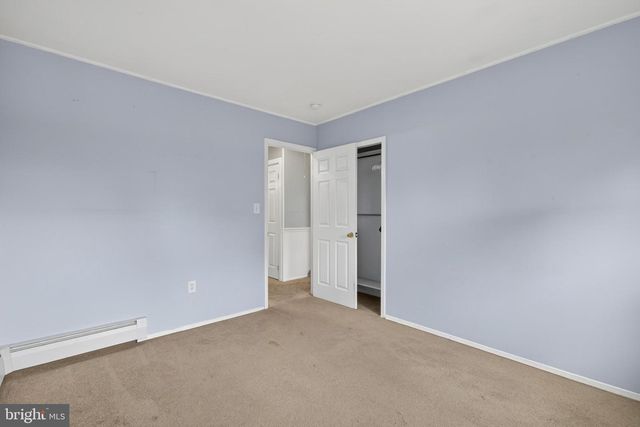 8 MARIGOLD CIR, Levittown, PA 19054
