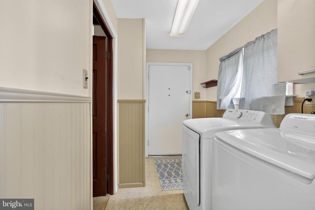 8 MARIGOLD CIR, Levittown, PA 19054