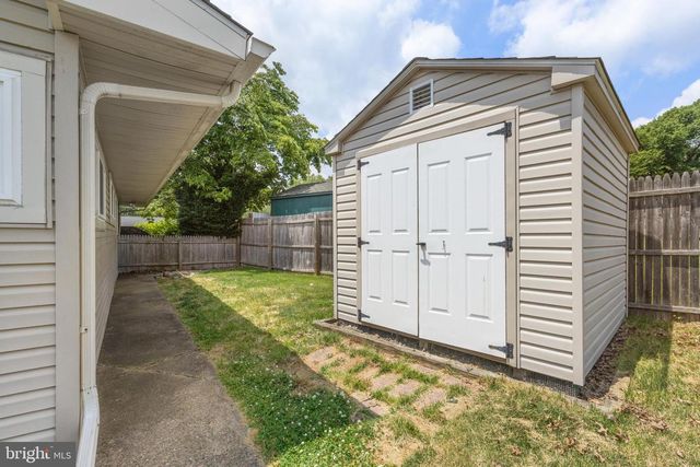 8 MARIGOLD CIR, Levittown, PA 19054