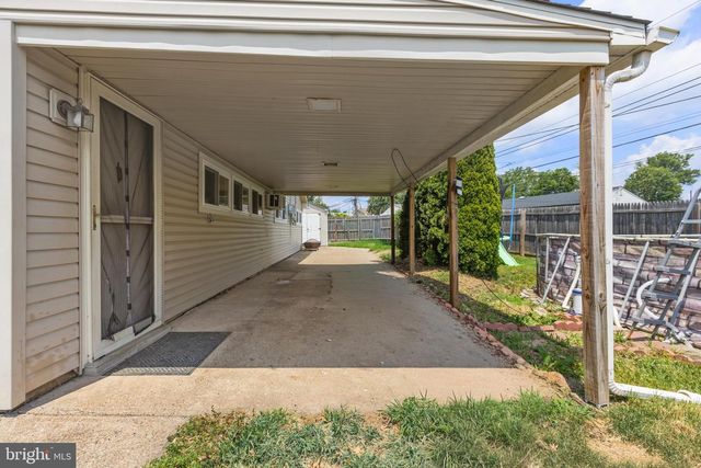 8 MARIGOLD CIR, Levittown, PA 19054