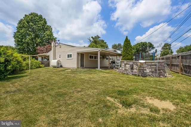 8 MARIGOLD CIR, Levittown, PA 19054