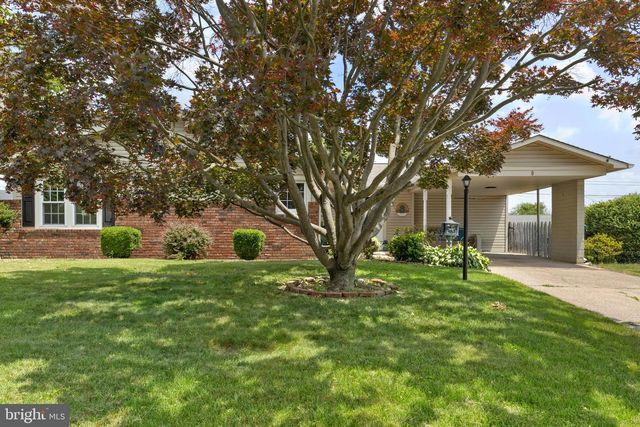 8 MARIGOLD CIR, Levittown, PA 19054