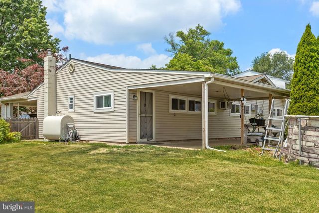 8 MARIGOLD CIR, Levittown, PA 19054