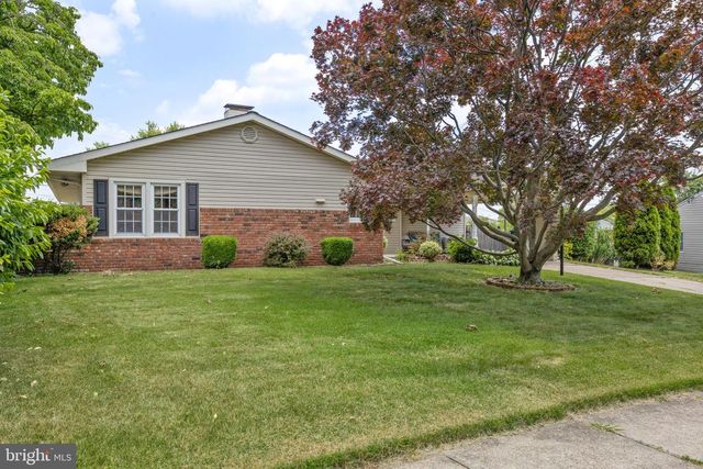 8 MARIGOLD CIR, Levittown, PA 19054