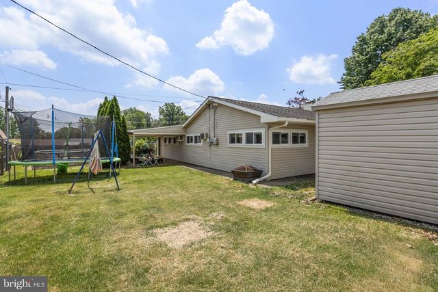8 MARIGOLD CIR, Levittown, PA 19054