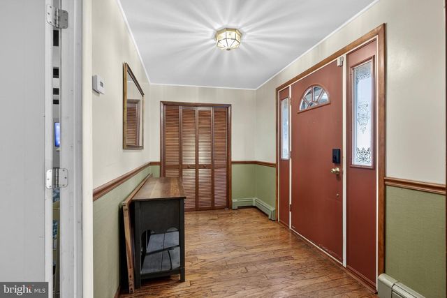 8 MARIGOLD CIR, Levittown, PA 19054