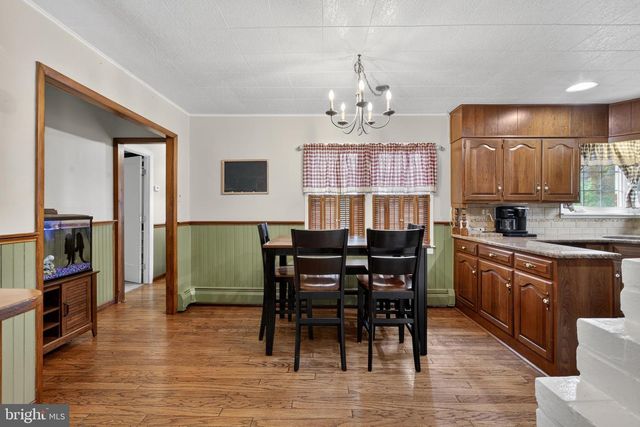 8 MARIGOLD CIR, Levittown, PA 19054