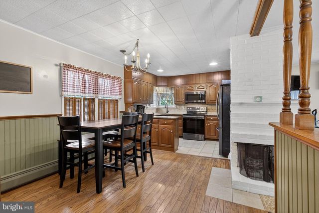 8 MARIGOLD CIR, Levittown, PA 19054