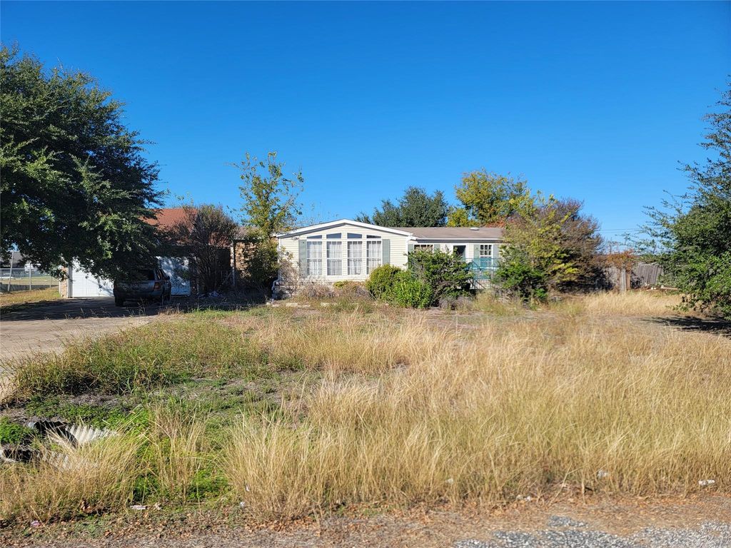 221 Tall Oak DR, Hutto, TX 78634