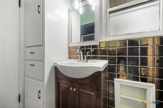 2215 N 9th Street, Temple, TX 76501