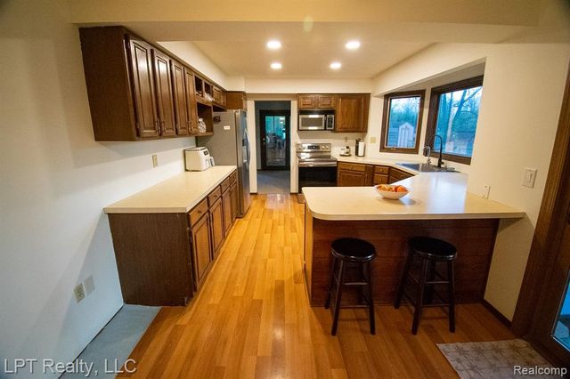 217 Nawakwa Road, Rochester Hills, MI 48307