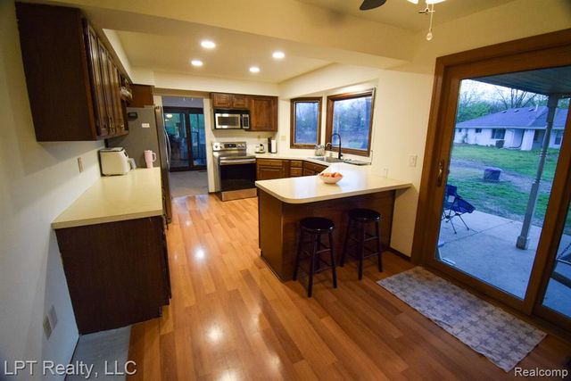 217 Nawakwa Road, Rochester Hills, MI 48307
