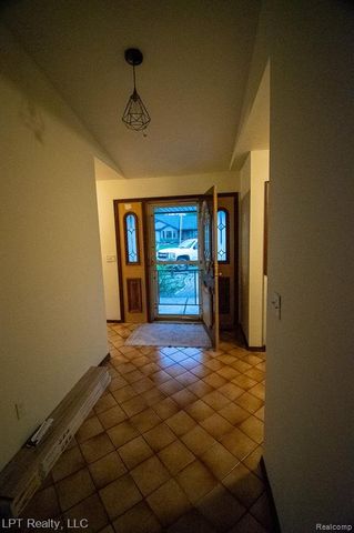 217 Nawakwa Road, Rochester Hills, MI 48307