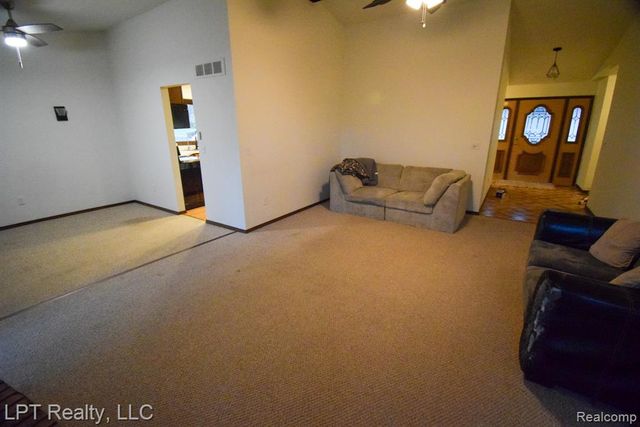 217 Nawakwa Road, Rochester Hills, MI 48307