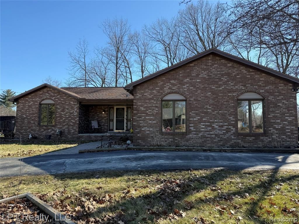 217 Nawakwa Road, Rochester Hills, MI 48307