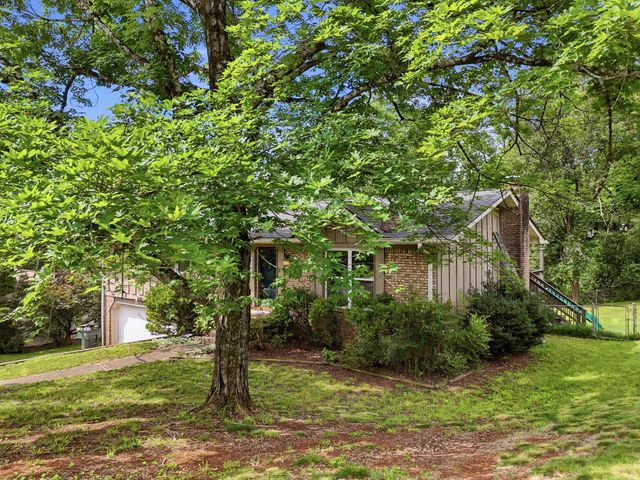 1504 Ridge Point Road, Hixson, TN 37343