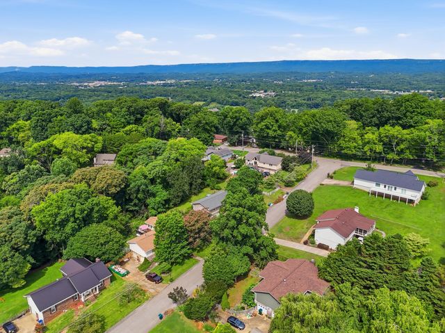 1504 Ridge Point Road, Hixson, TN 37343