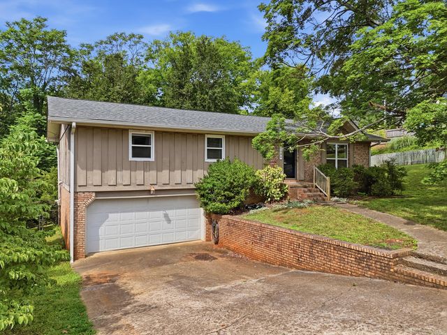 1504 Ridge Point Road, Hixson, TN 37343