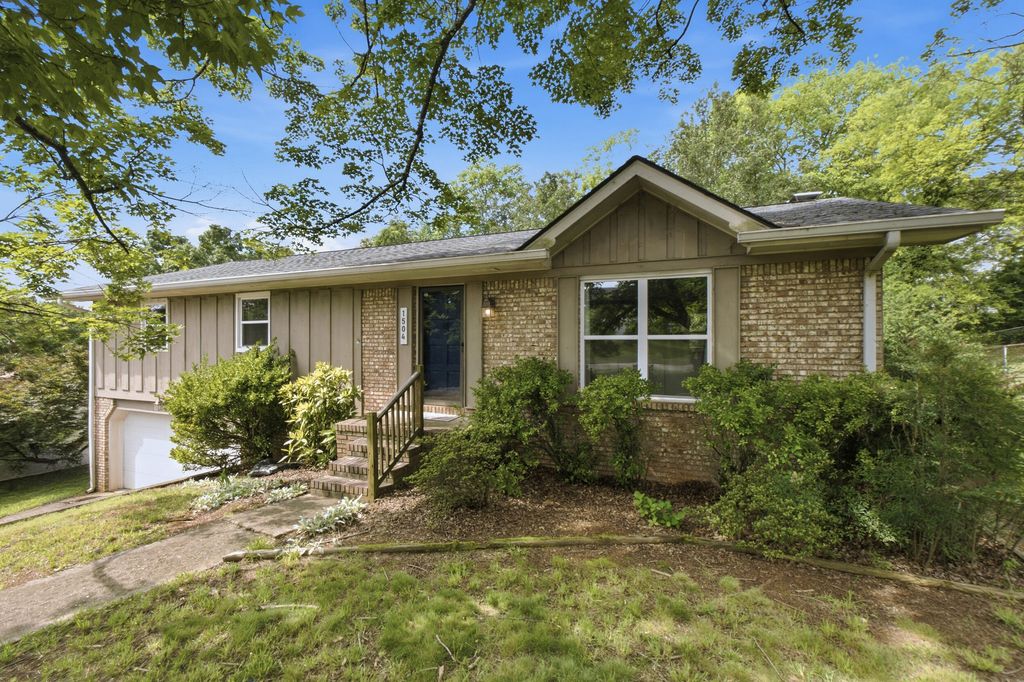 1504 Ridge Point Road, Hixson, TN 37343