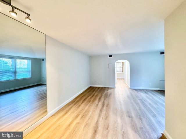 22 S OLD GLEBE RD #106D, Arlington, VA 22204