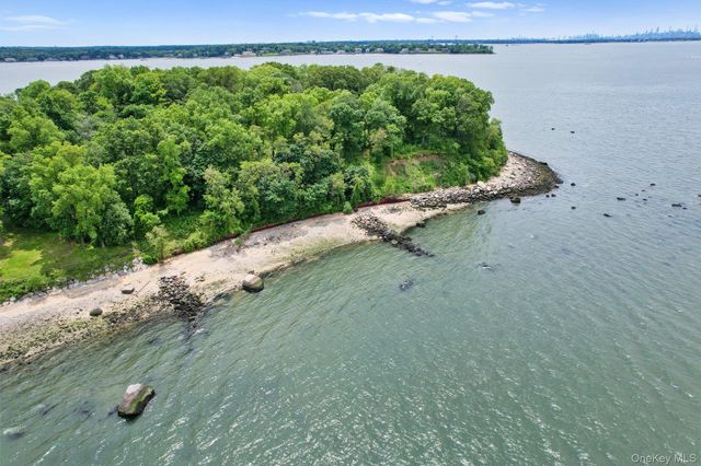 69 Cornwells Beach Road, Sands Point, NY 11050