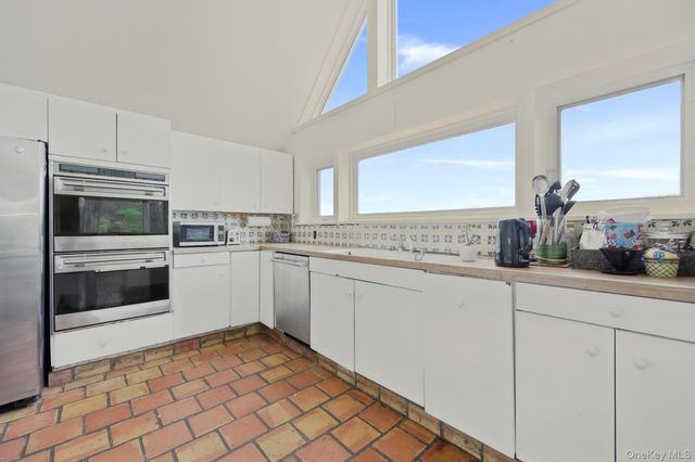 69 Cornwells Beach Road, Sands Point, NY 11050