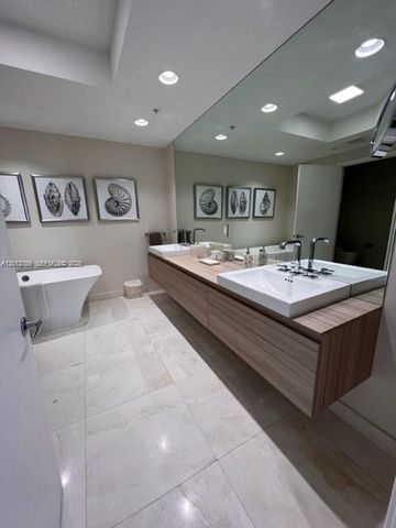 17111 Biscayne Blvd 2102, North Miami Beach, FL 33160