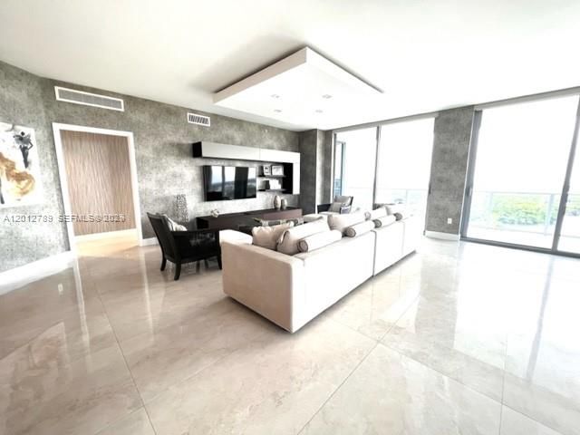 17111 Biscayne Blvd 2102, North Miami Beach, FL 33160