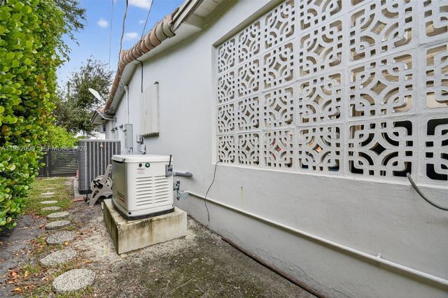 20610 NE 22nd Ct, Miami, FL 33180