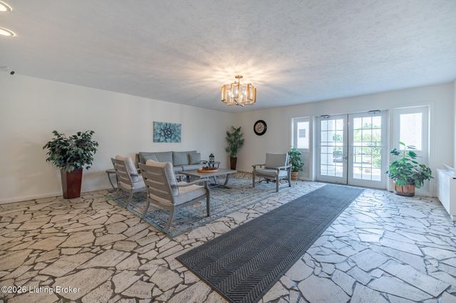 332 El Conquistador Pl, Louisville, KY 40220
