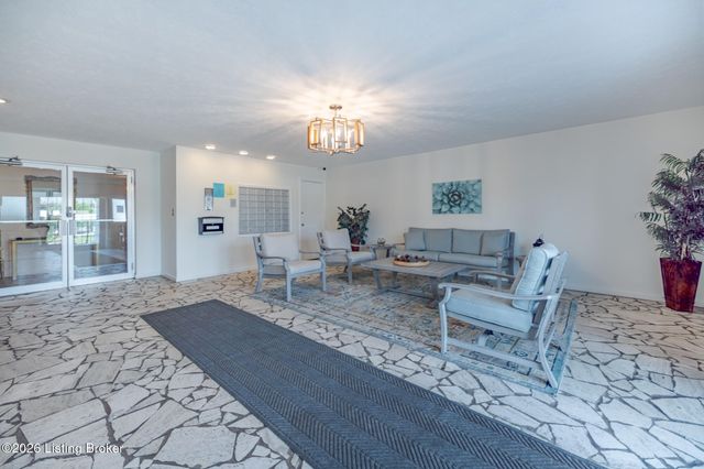 332 El Conquistador Pl, Louisville, KY 40220