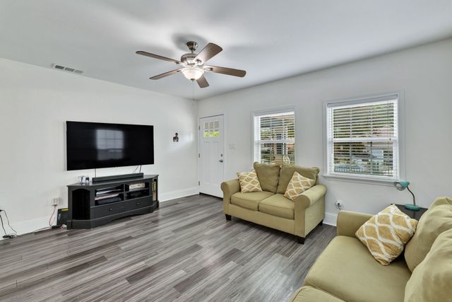 813 Brooks Avenue, Dallas, TX 75208