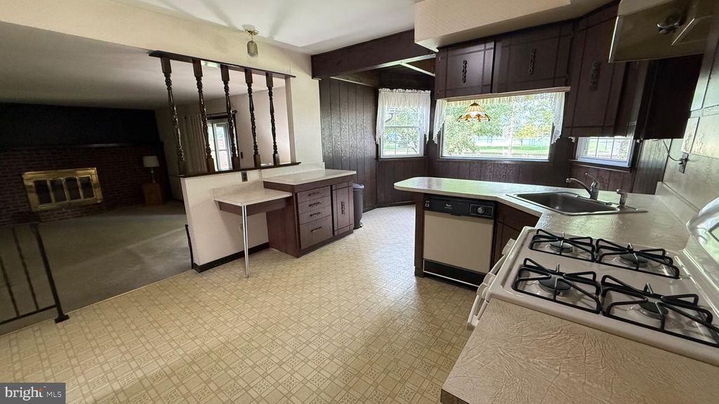 901 SCHISLER DR, FLORENCE, NJ 08518 — photo 4