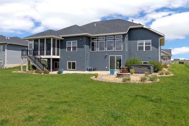 1601 Heartland St, Fairfax, IA 52888