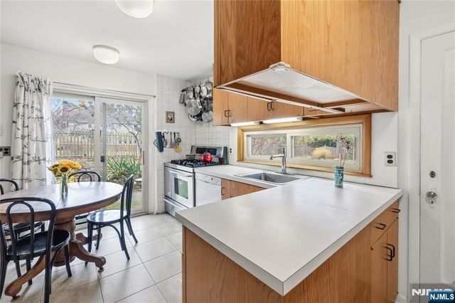 69 Sussex Road, Tenafly, NJ 07670