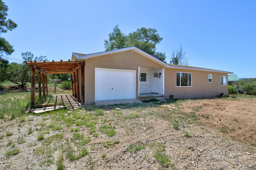 210 RINCON LOOP Road, Tijeras, NM 87059