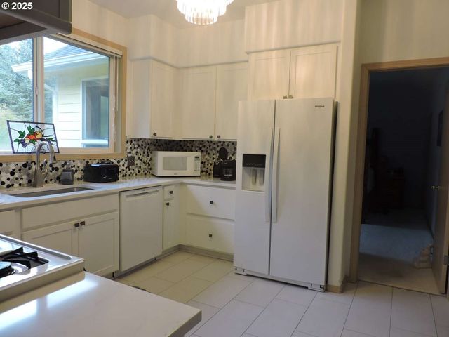 47 Sw GARDENIA Ave, Warrenton, OR 97146