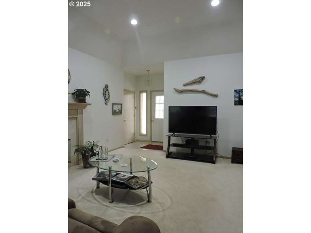 47 Sw GARDENIA Ave, Warrenton, OR 97146