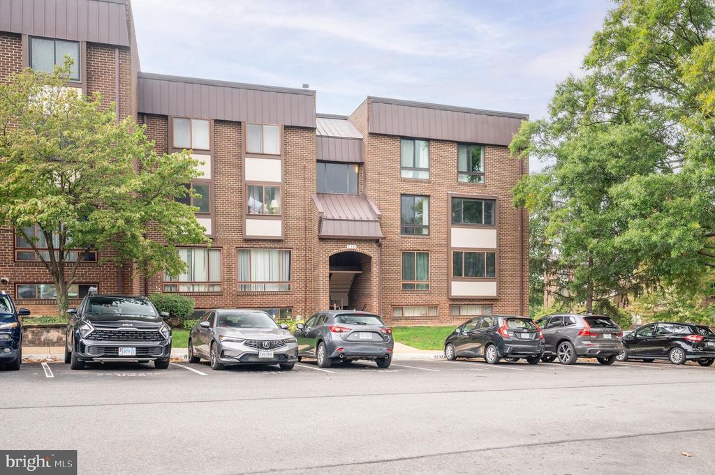 110 ROBERTS LN #301, Alexandria, VA 22314