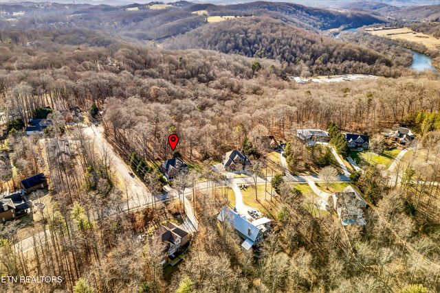 10 Hawthorn Place, Norris, TN 37828