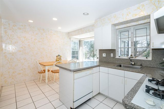 285 Stuart Drive, New Rochelle, NY 10804
