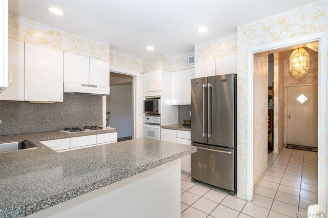 285 Stuart Drive, New Rochelle, NY 10804