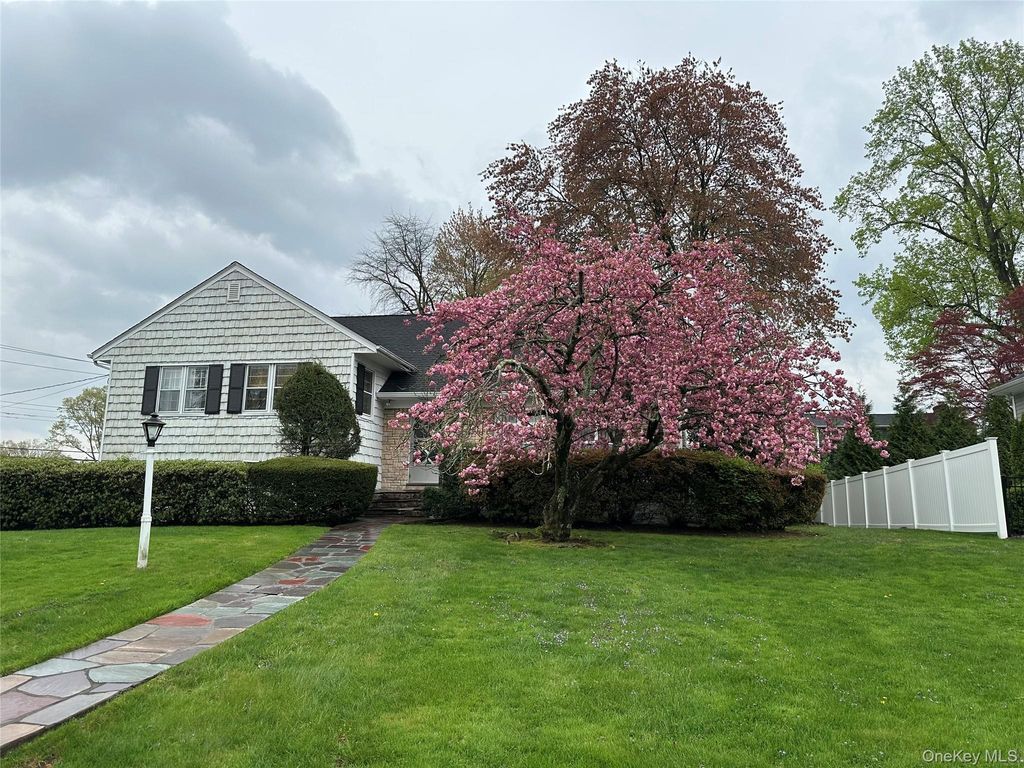 285 Stuart Drive, New Rochelle, NY 10804