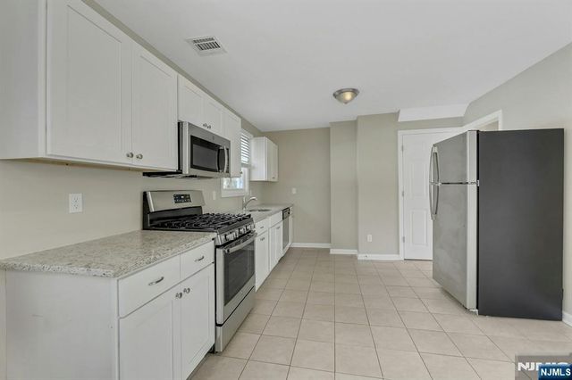 8 Iroquois Avenue, Oakland, NJ 07436