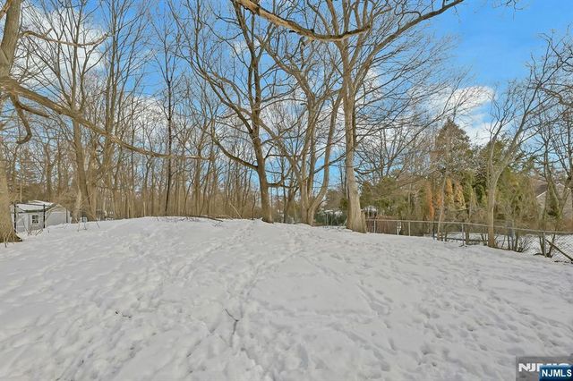 8 Iroquois Avenue, Oakland, NJ 07436