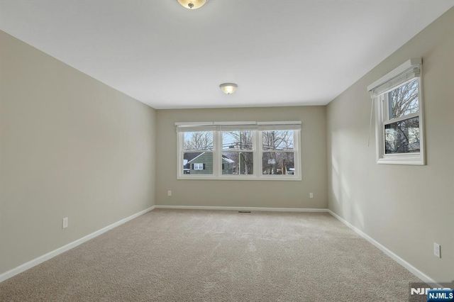 8 Iroquois Avenue, Oakland, NJ 07436